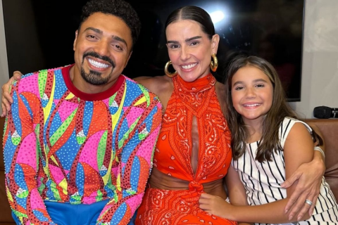 Tirullipa emociona Deborah Secco com participação da filha da atriz em espetáculo do Circo do Tiru