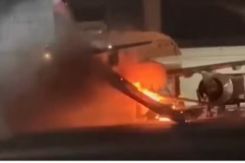 passageiros são retirados de avião após incêndio em equipamento no Aeroporto de SP, em Guarulhos